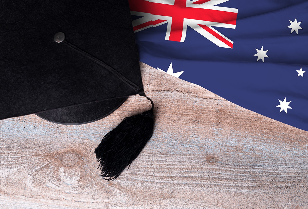 Black,Graduation,Hat,On,Australia,Flag,,Education,Concept,,Top,View